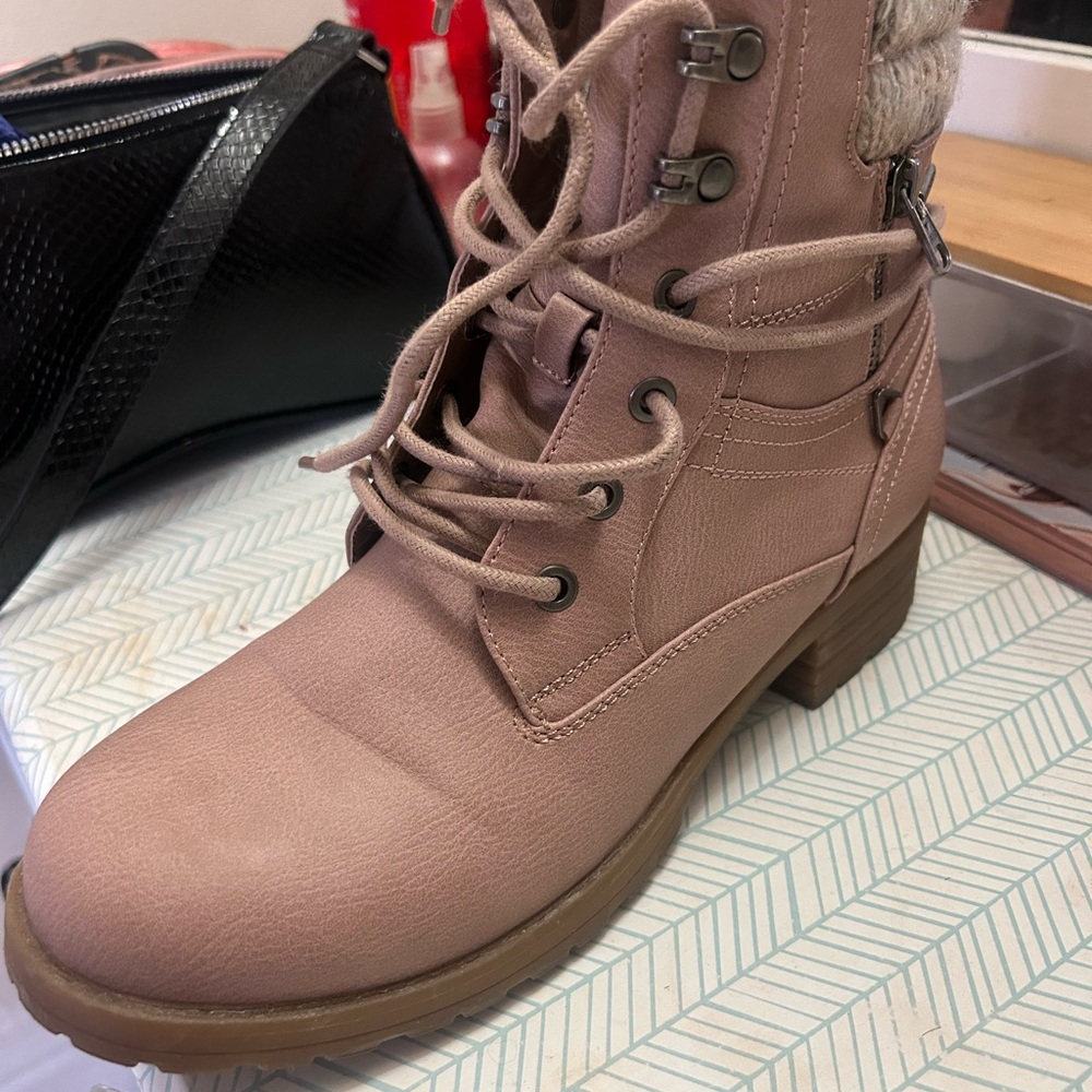 Women's Lace-Up Ankle Boots - Pink